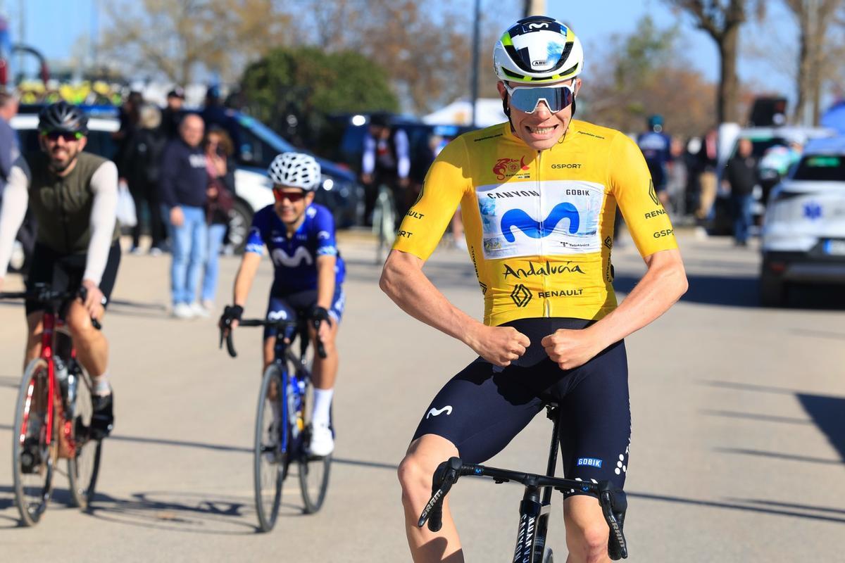 Iván Romeo celebra la victoria al cruzar la última meta de la Vuelta a Andalucía, en Lucena.