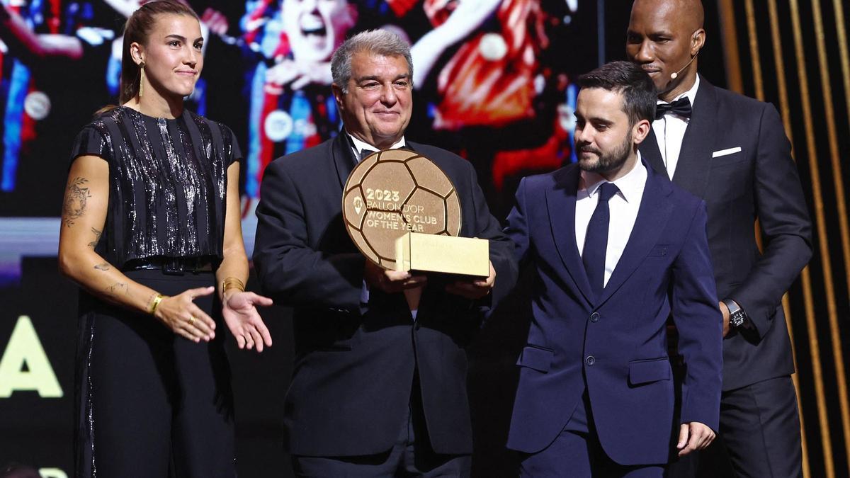 El presidente del FC Barcelona Joan Laporta, el entrenador femenino Jonatan Giraldez y Patricia Guijarro con el premio al club femenino del año durante la entrega de premios de France Football.