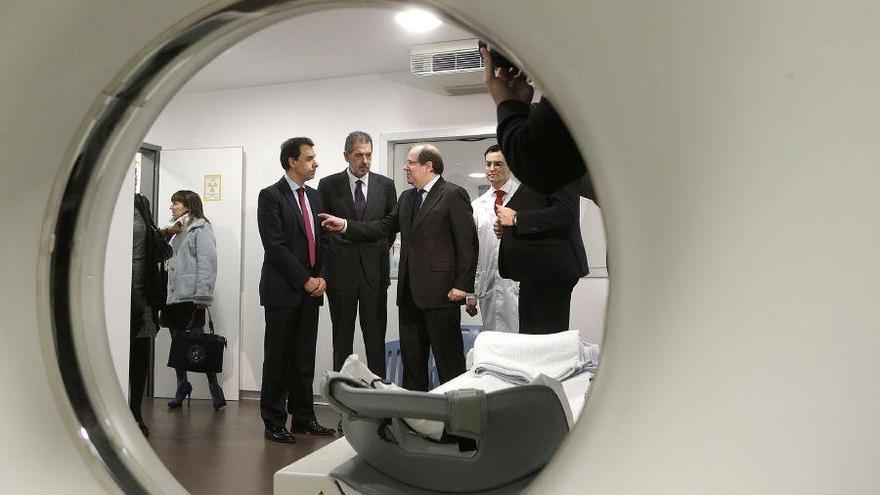 El presidente de la Junta de Castilla y León, Juan Vicente Herrera, visita las nuevas instalaciones del Hospital Comarcal de Benavente (Zamora)