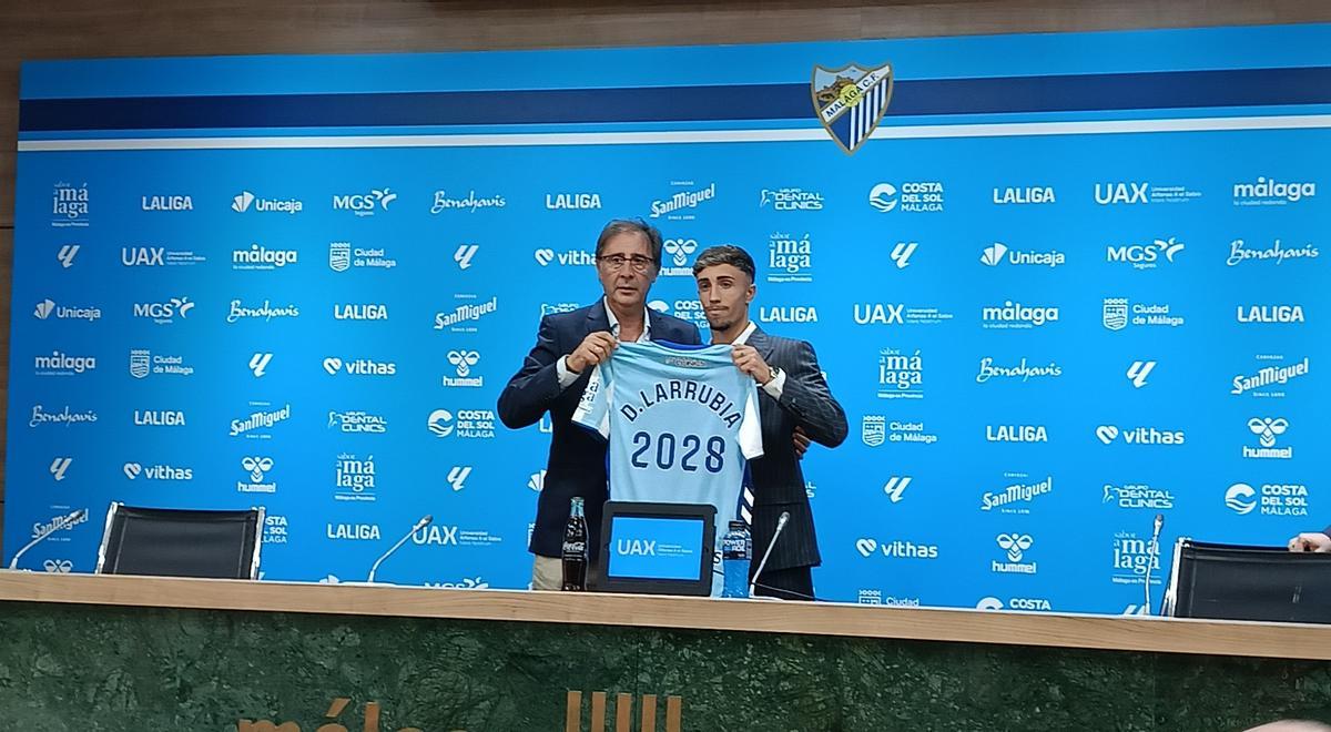 Loren Juarros, director deportivo del Málaga CF, junto a David Larrubia.