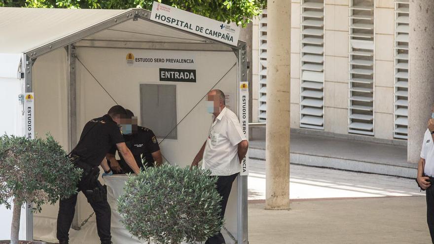 Hospital de campaña junto al General de Alicante donde fueron trasladados los inmigrantes llegados en patera y donde se han producido intentos de fuga.