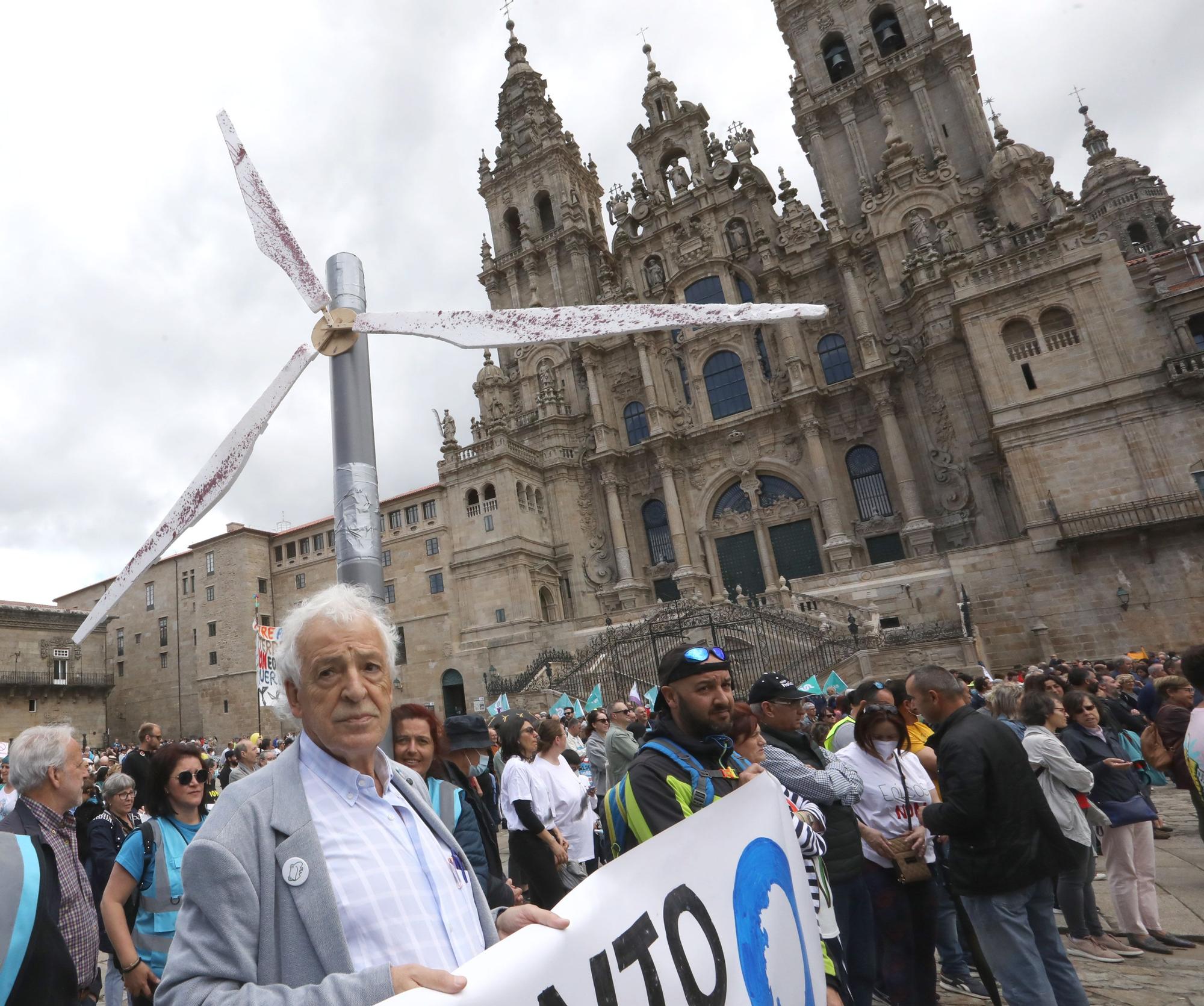 Multitudinaria manifestación en Santiago por un modelo alternativo a los eólicos