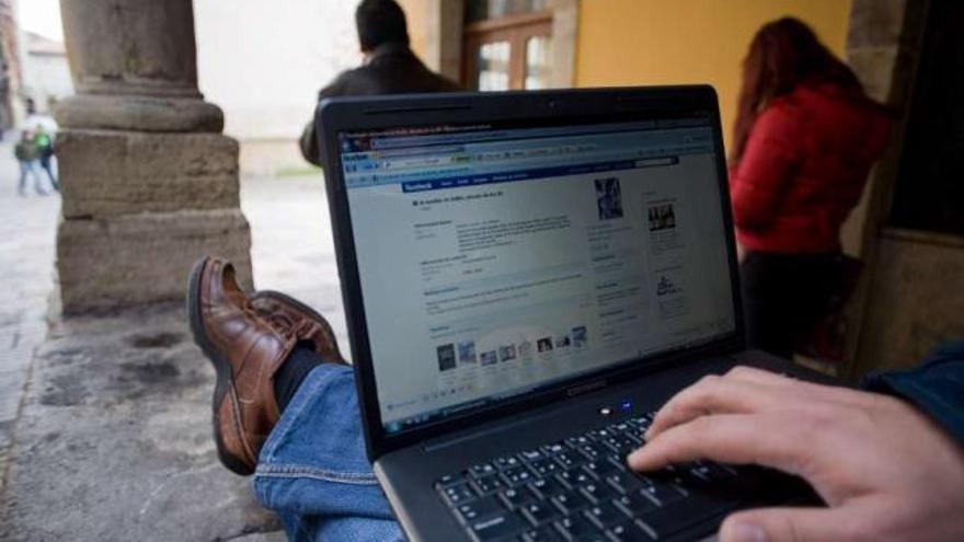 Un hombre consulta una red social en la calle. / ricardo solís