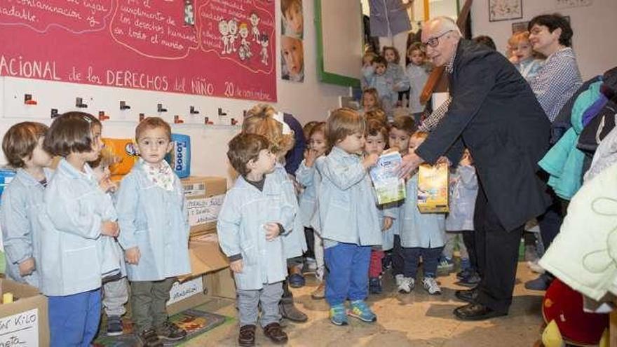 Niños de la guardería Zalaeta entregan alimentos para Cáritas.