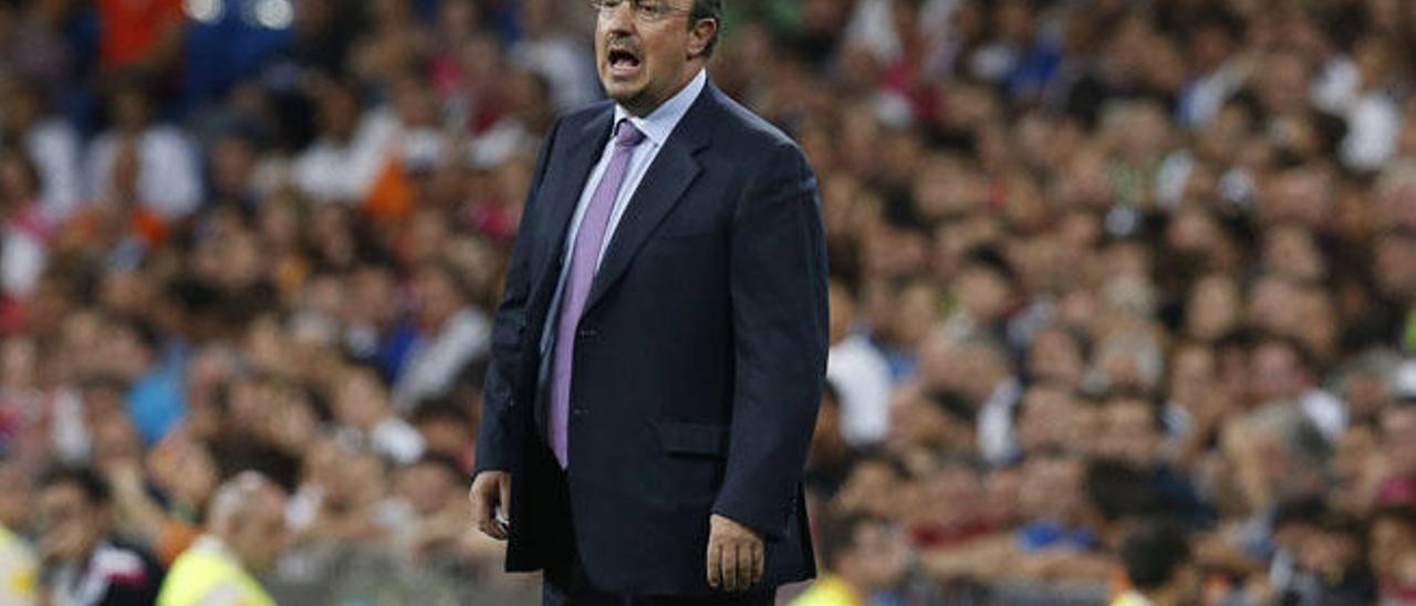 Rafa Benítez, técnico del Real Madrid, da instrucciones desde la banda durante el partido frente al Galatasaray en el trofeo Santiago Bernabéu.