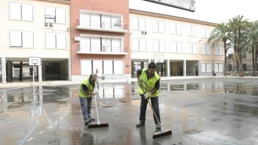 Retiran el amianto de colegios de Elche, Elda, Villena, Sax y Monóvar