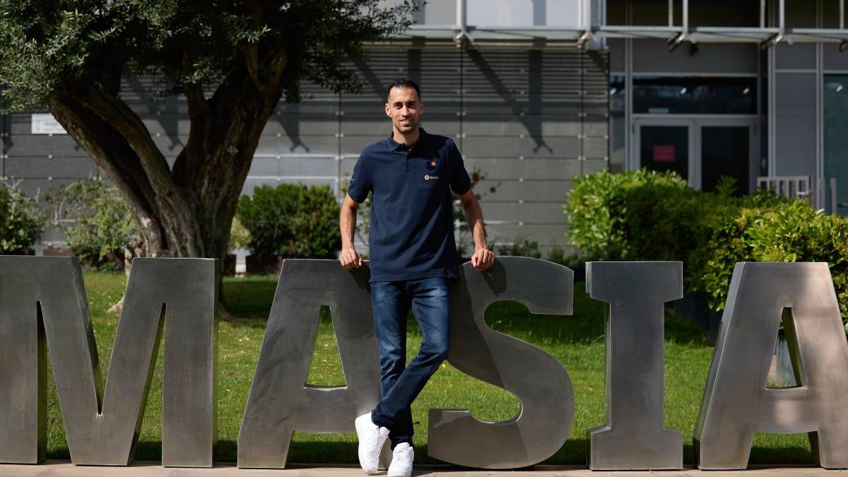 Busquets, junto al cartel de La Masia del Barça