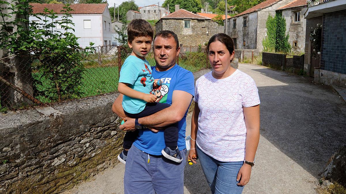 Marina Hernández, Marcos Navarro y su hijo Olivier ante su casa en O sixto