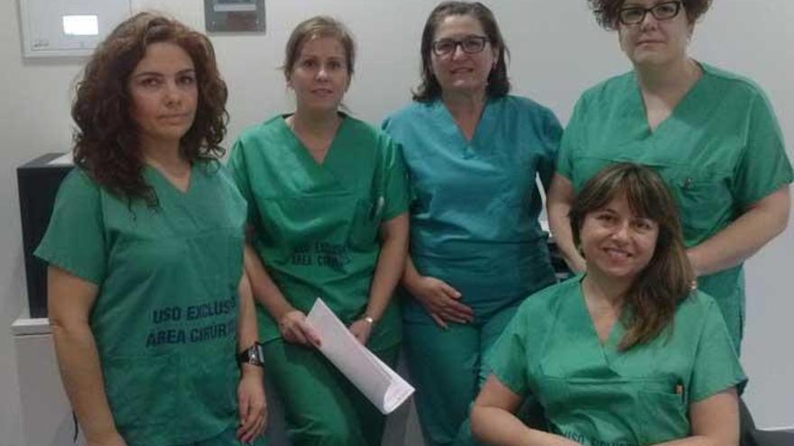 Purificación Mogollón, segunda por la izquierda, posa con el equipo de enfermeras de Hemodinámica. // FdV