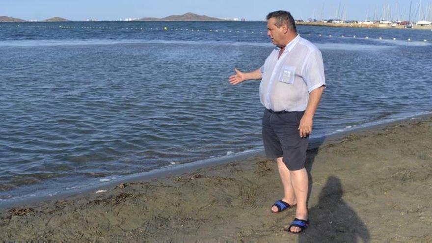 Severo Sánchez, presidente de la Asociación de Vecinos, en la playa de Los Urrutias.