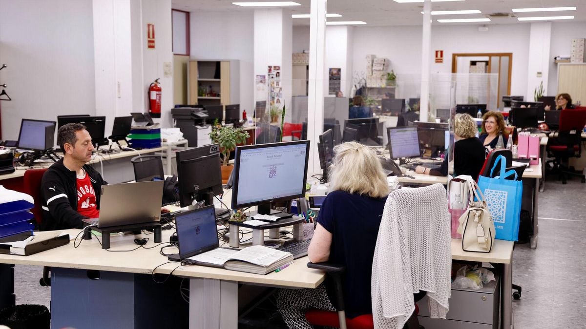 Imagen de archivo de funcionarios en su puesto de trabajo.