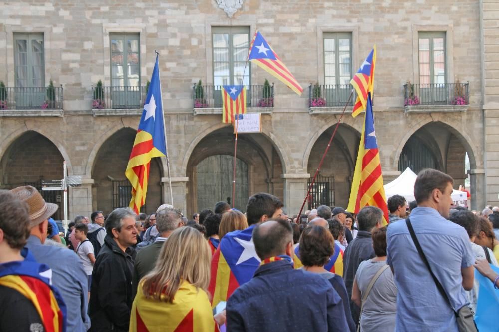 Penjada de cartells a Manresa pro referèndum