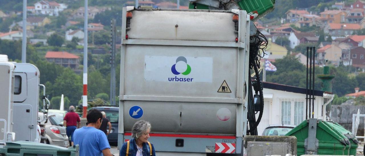 Uno de los camiones de Urbaser en la recogida de basura.   | // G.N.