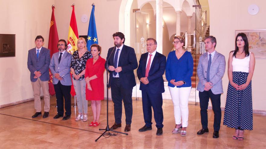 Los consejeros del Gobierno regional y López Miras, esta mañana.