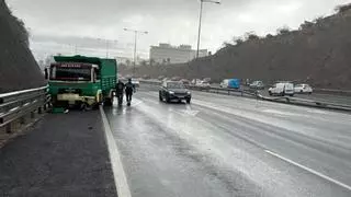 Momento tenso en la carretera: pierde el control de su camión y atraviesa ocho carriles en Gran Canaria