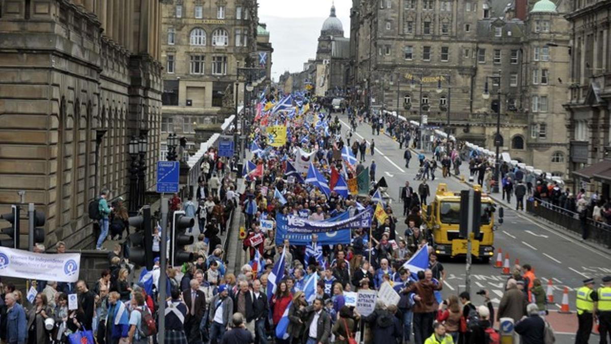 Manifestación por el centro histórico de Edimburgo, este sábado.