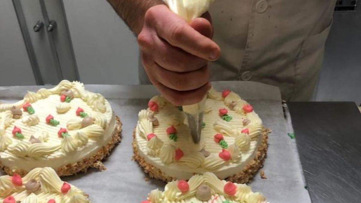 Elaboració de mones
al Forn d’en Pep,
a Manresa. arxiu particular 