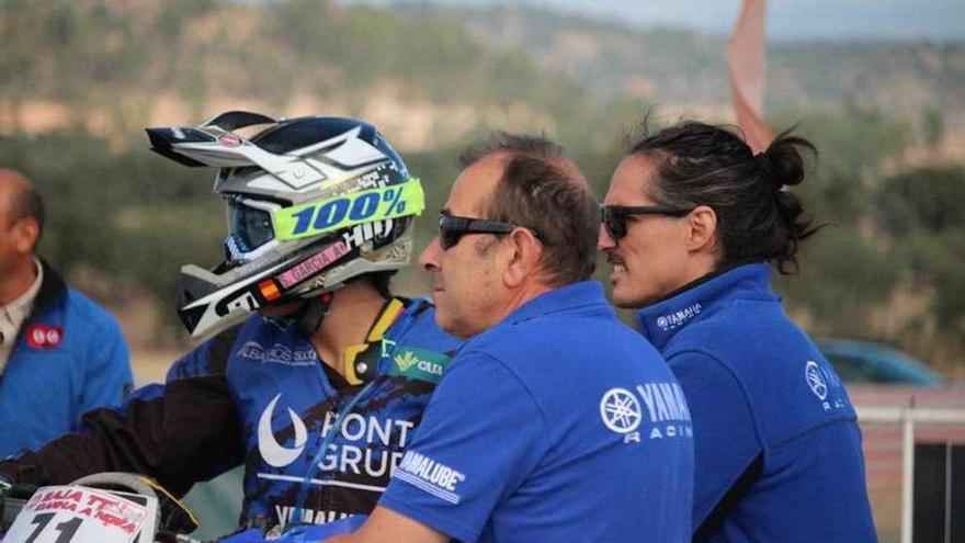 La piloto zamorana, junto a su equipo durante una prueba.