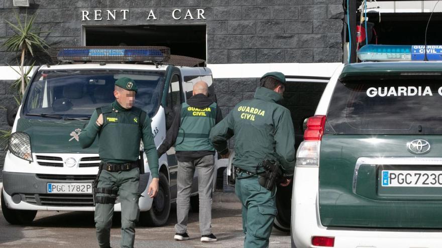 Varios guardias civiles durante la operación contra el narcotráfico.