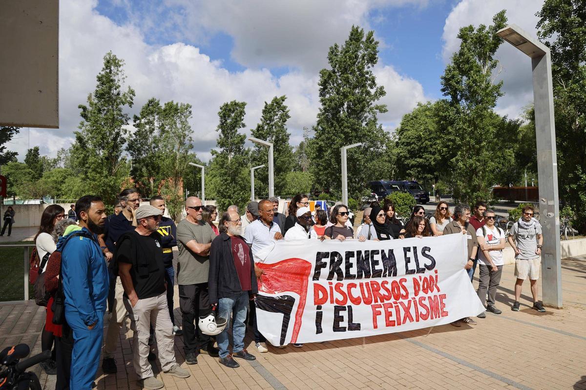 Les persones concentrades aquest dimarts al Palau de Justícia de Girona.