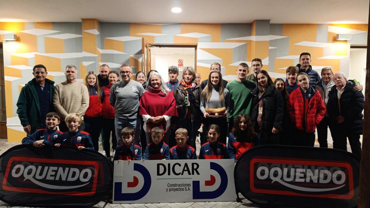 Foto de familia de los asistentes al acto de presentación de la San Silvestre de Llanera.