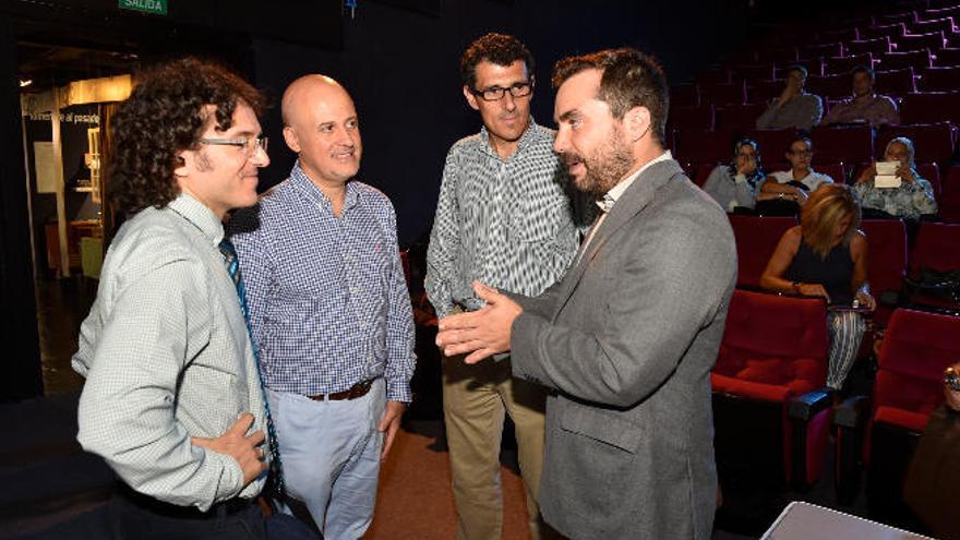 Javier Sánchez (izquierda) y Felipe Jiménez (2º derecha) junto a miembros de la Red de Vehículos Inteligentes, reunidos en el Museo Elder.