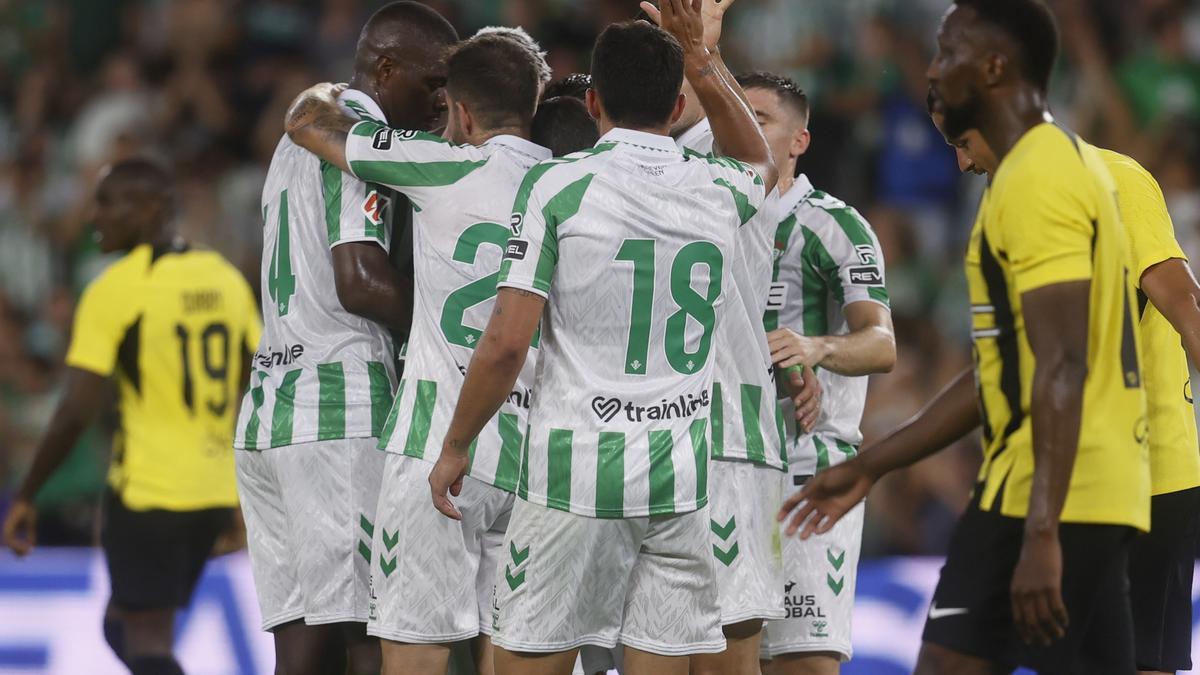 Los jugadores del Betis celebran el segundo gol ante el Al-Ittihad Club, durante el partido amistoso disputado este sábado en el estadio Benito Villamarín de Sevilla.