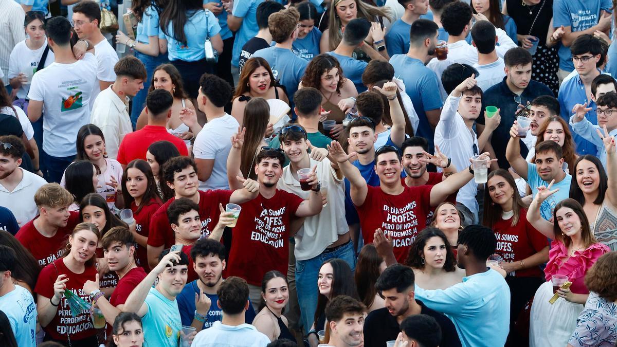 Botellon en el balcon del guadalquivir en la feria del año pasado.