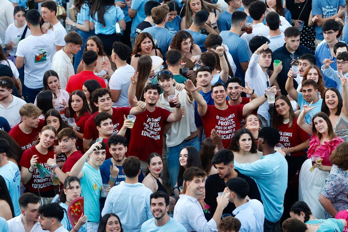 Feria de Nuestra Señora de la Salud 2025 Córdoba. Botellon en el balcon del guadalquivir