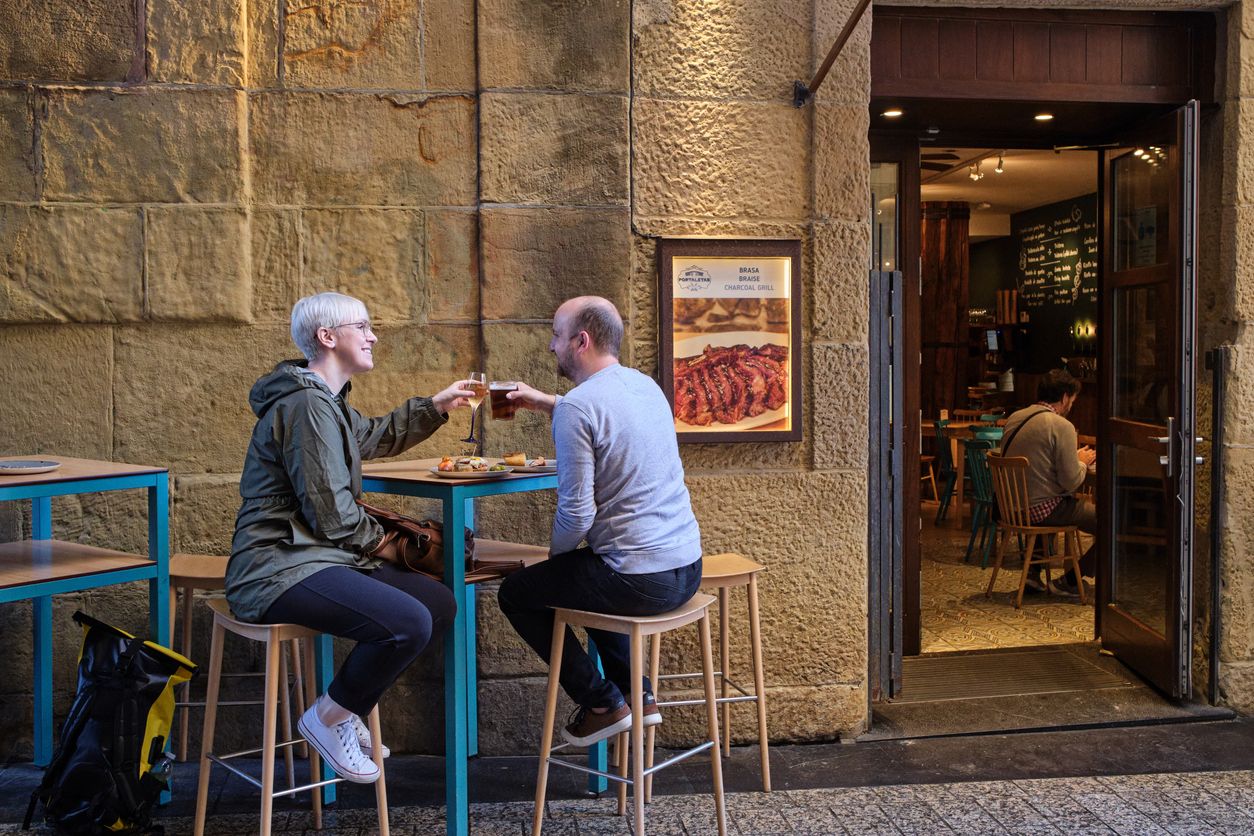 En Donostia, como en todo el País Vasco, los bares de pintxos son los más típicos