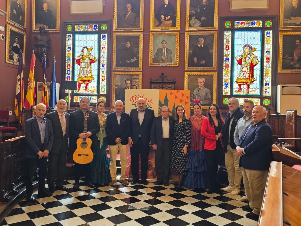 En la imagen, el alcade de Palma, junto a miembros de la Casa de Andalucía, encabezados por su presidente, Rafael Rey, y el grupo musical de flamenco, Pura Raza Mallorca