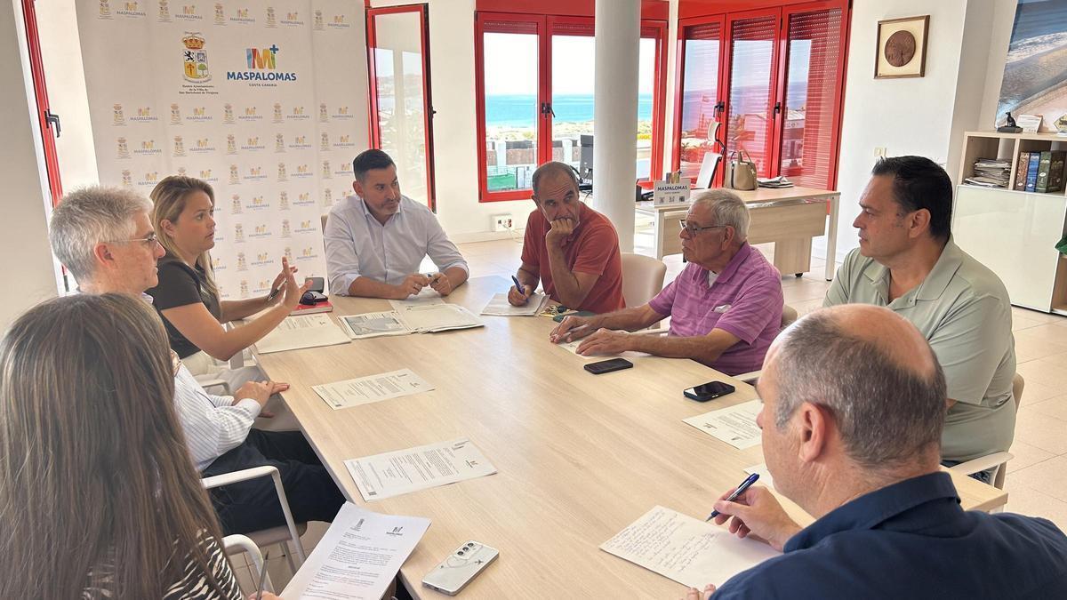 El primer teniente de alcalde, Alejandro Marichal y la concejala de Turismo y Playas, Yilenia Vega, durante una reunión con el Consejo Sectorial de Playas de San Bartolomé de Tirajana celebrada en mayo.