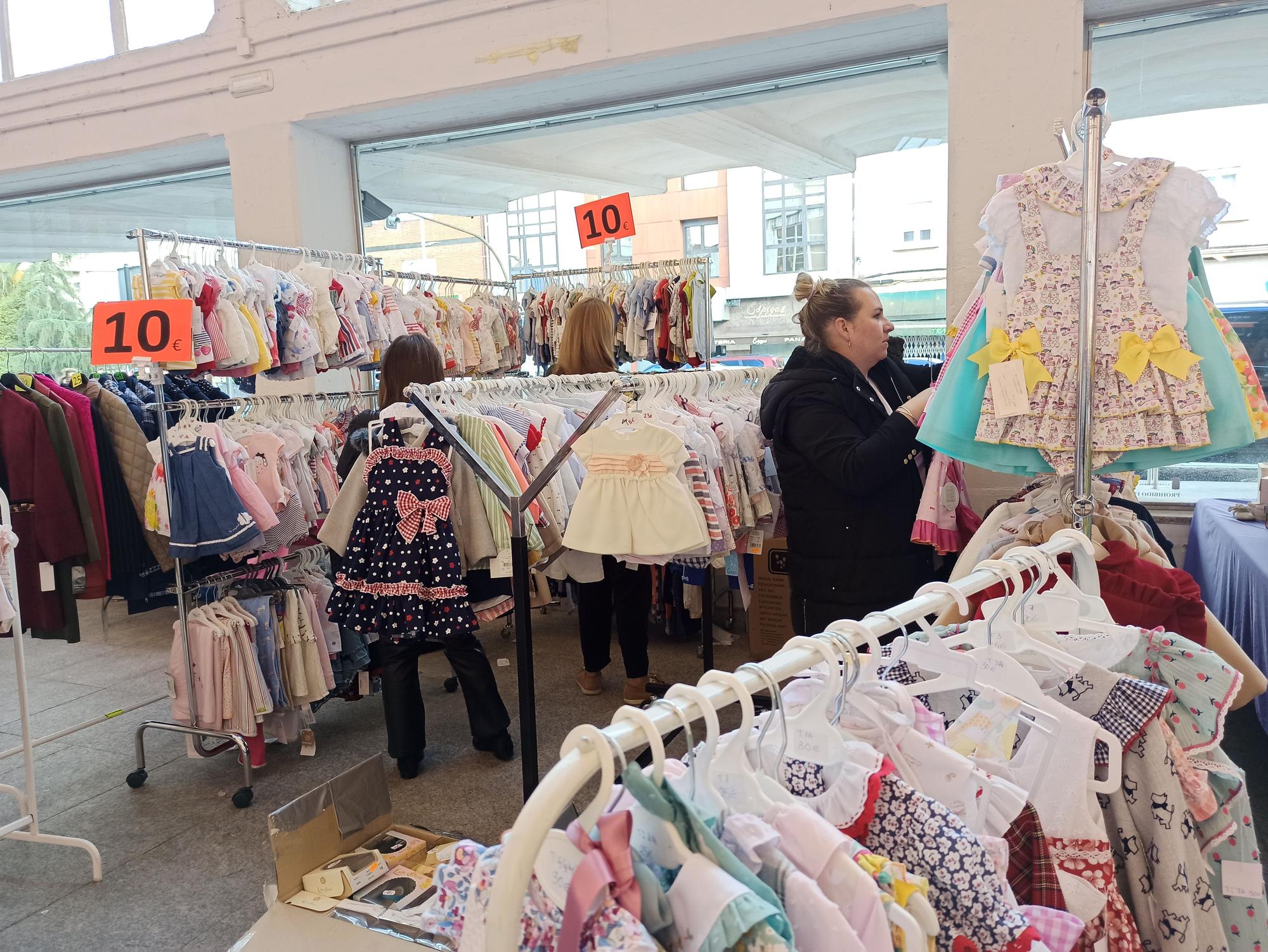 Así es la Feria del Stock de la Pola: Muy buenos precios, grandes chollos y muchos clientes