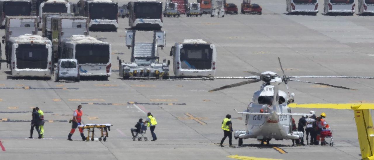 Llegada al aeropuerto de Gran Canaria de los helicópteros que rescataron ayer a los trece migrantes que lograron salvar la vida.