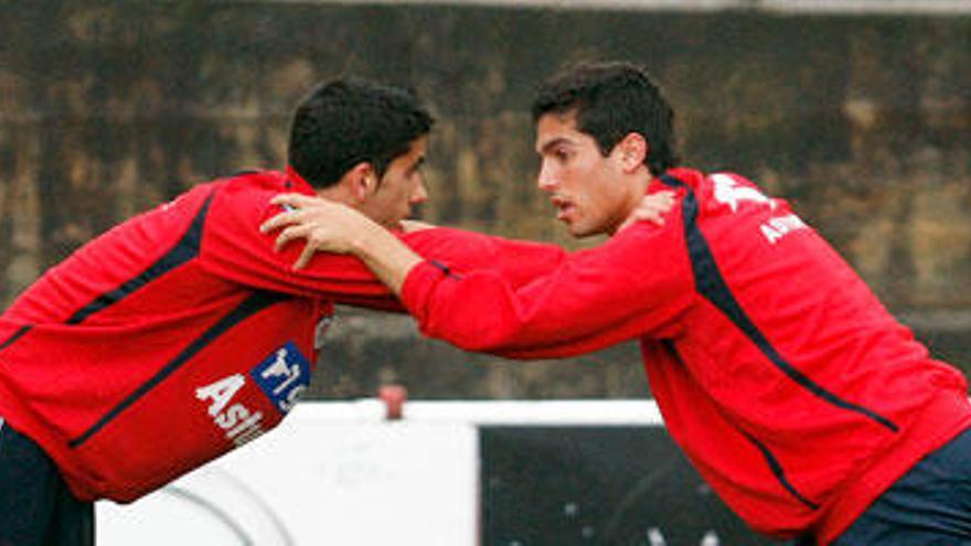 José Ángel y Borja Navarro, estirando ayer en Mareo.