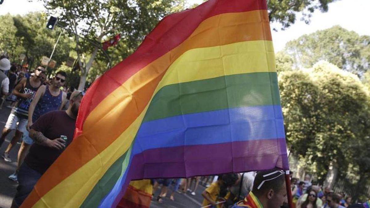Una bandera del orgullo LGTBI.