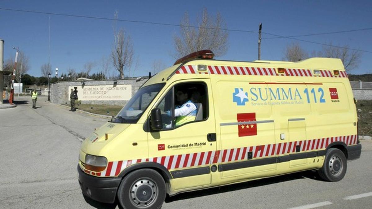 Una ambulancia llega a la Academia de Ingenieros del Ejército, este jueves, en Hoyo de Manzanares.