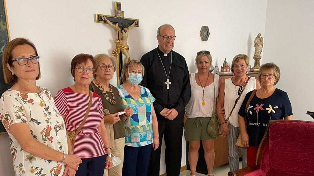 Varias vecinas junto al Obispo de Teruel, José Antonio Satué. | SERVICIO ESPECIAL
