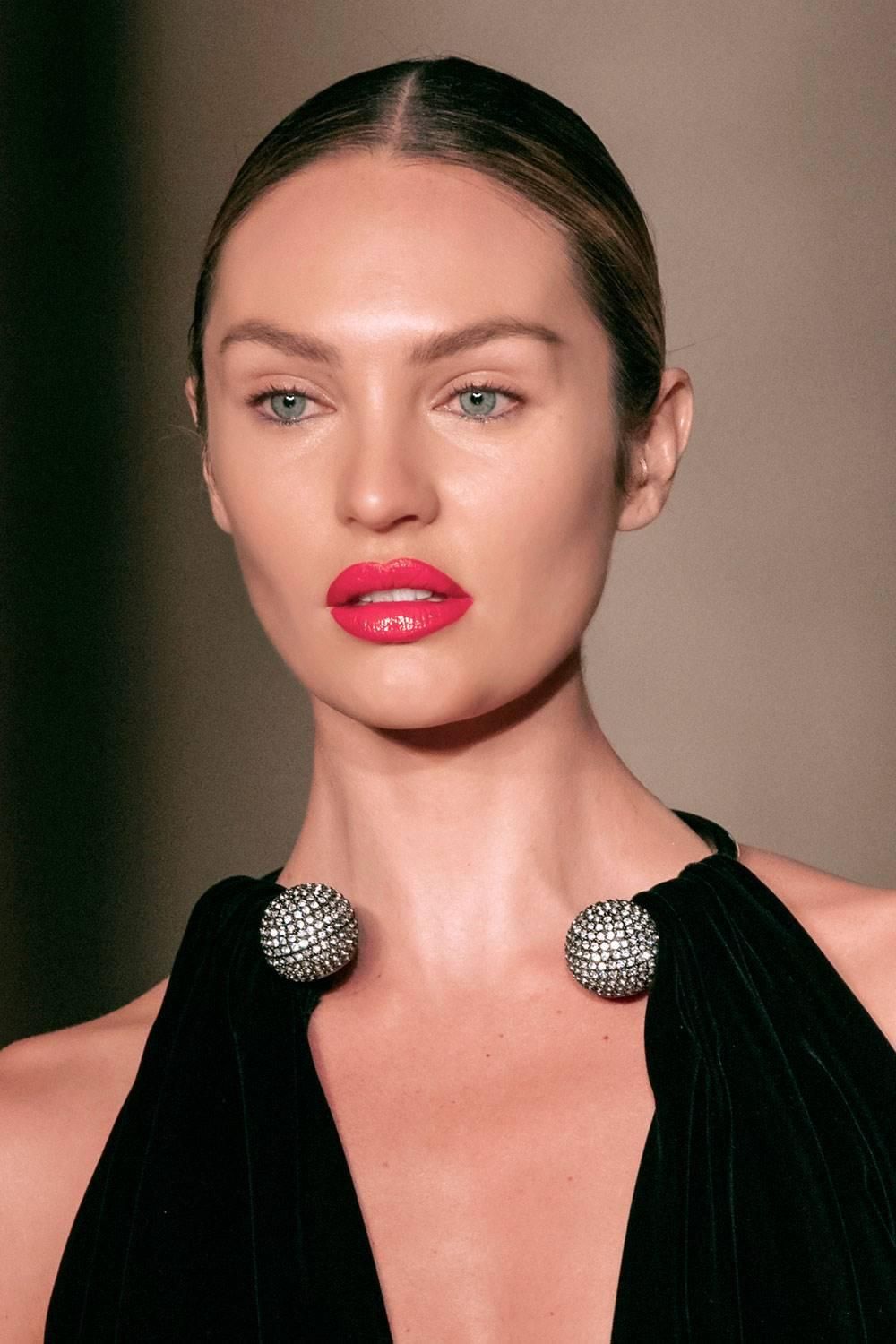 Look beauty con pintalabios rosa en el desfile de Óscar de la Renta