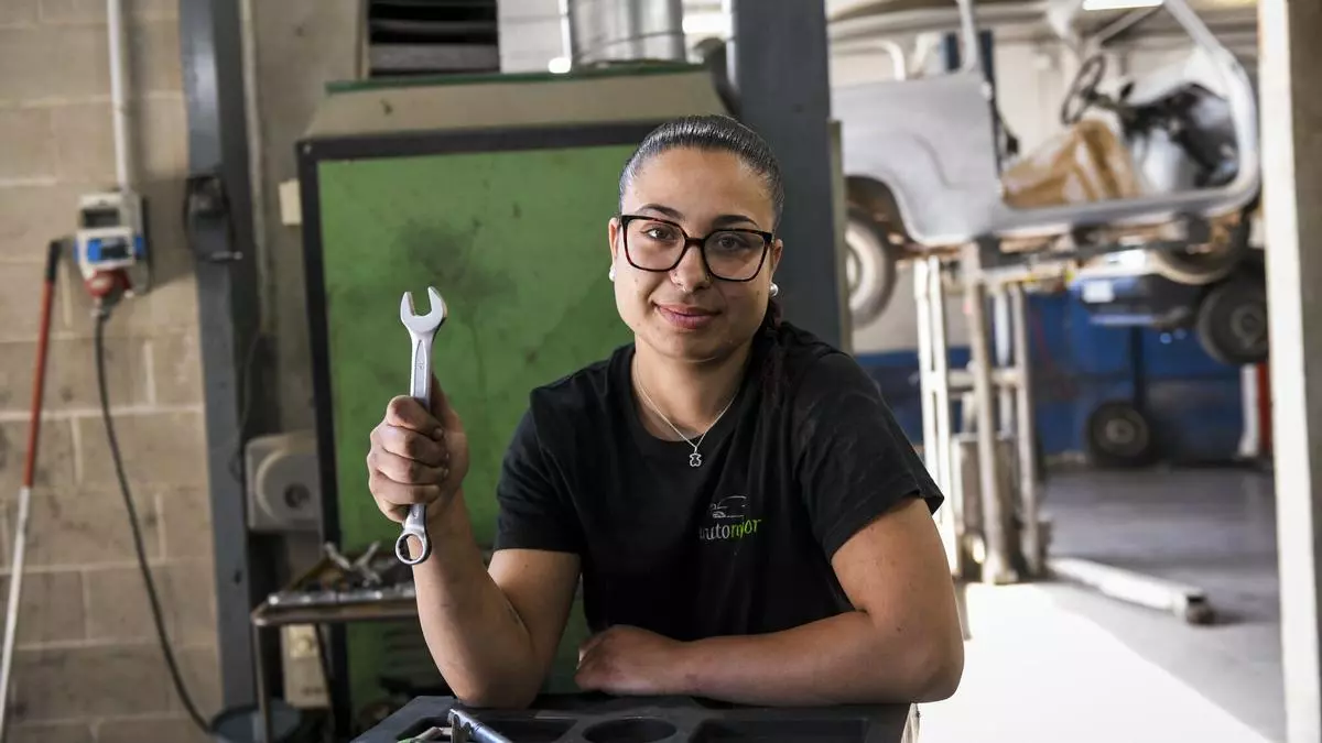 Així és ser dona, jove i mecànica: «M'han arribat a dir que no volien que jo reparés el cotxe»
