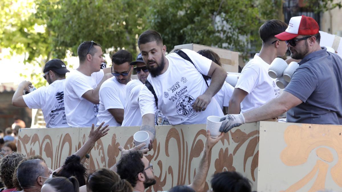 Integrantes de la clavaría en una de las carrozas