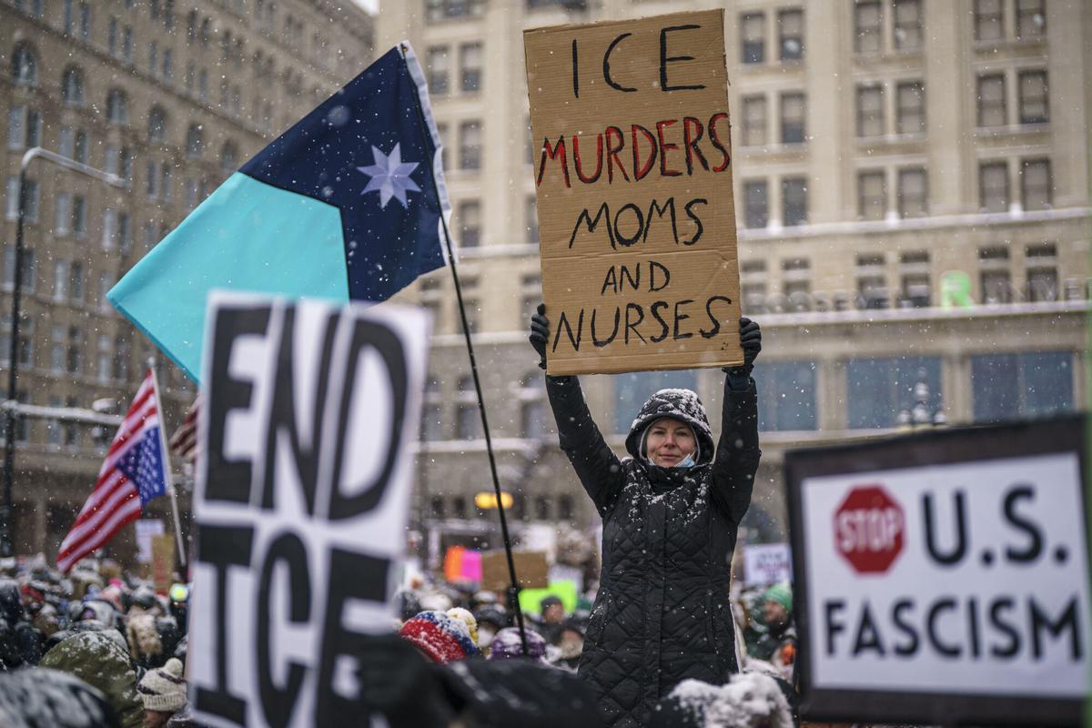Manifestantes en Chicago protestan contra las acciones del ICE en Minneapolis que se han saldado con dos víctimas mortales. Renne Good y Jon Petti.