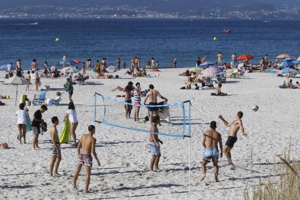 El buen tiempo anima a los bañistas en la playa de Samil