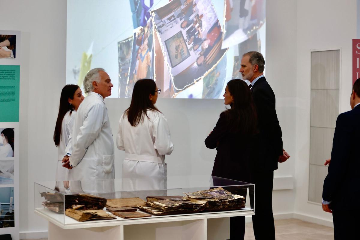 Los Reyes visitan el proyecto "Salvem les Fotos" de la UPV