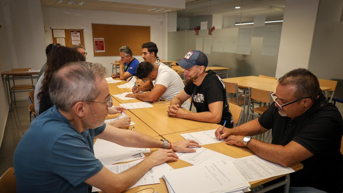 Formalización de los contratos de 24 peones y 6 capataces agrícolas.