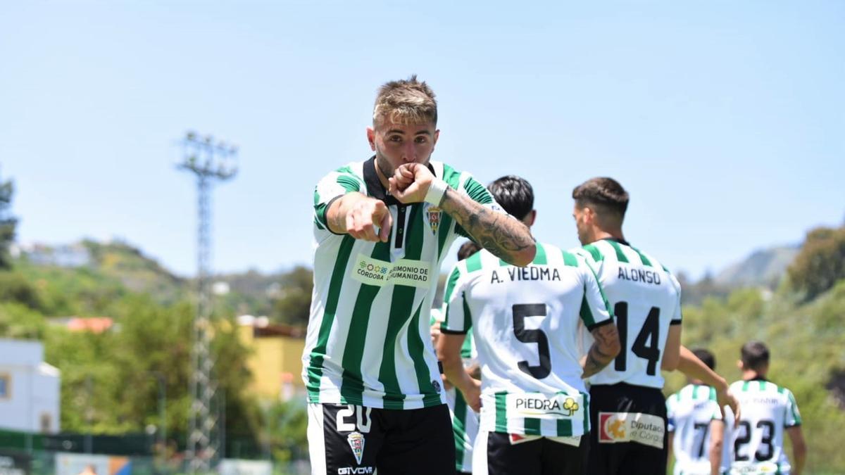 Antonio Casas celebra su gol en el Municipal de la Vega de San Mateo.