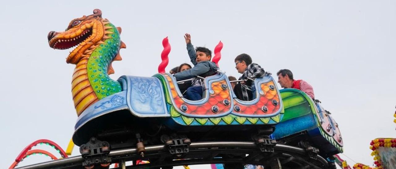 Imagen de una de las atracciones del recinto ferial, este sábado.