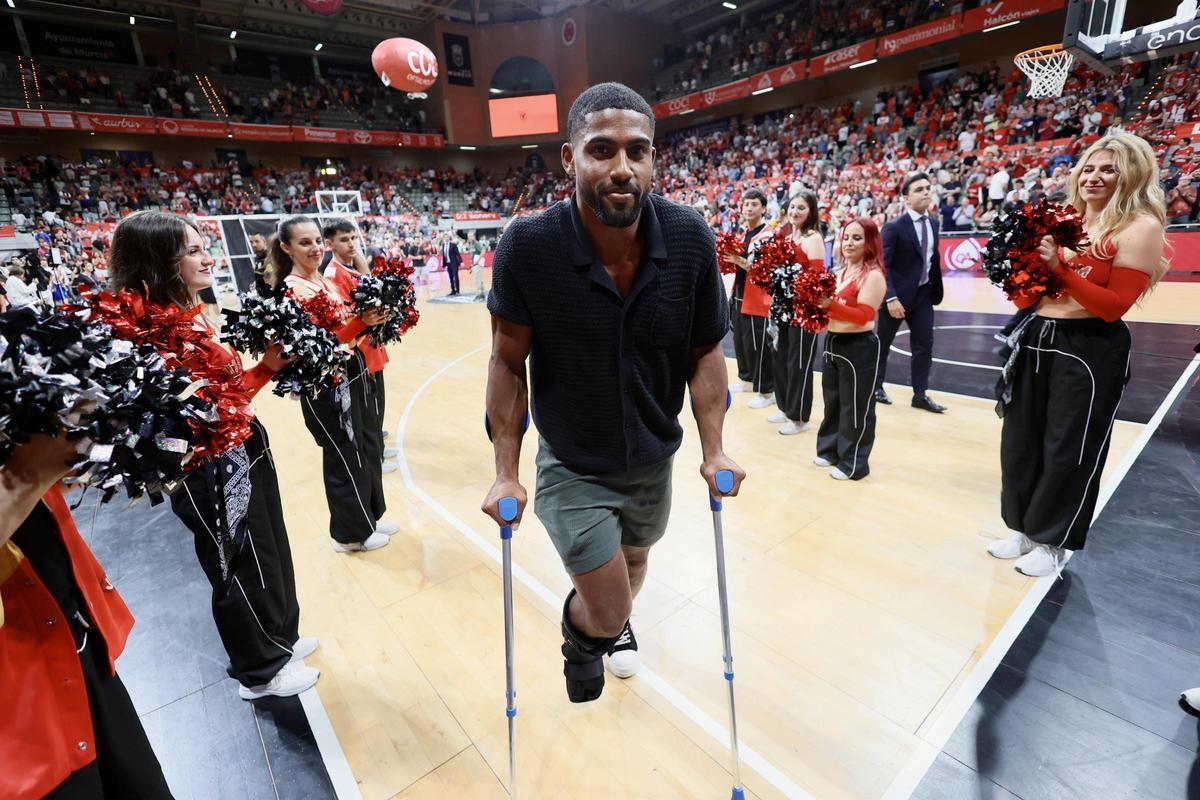 David DeJulius, saliendo del Palacio de los Deportes con muletas