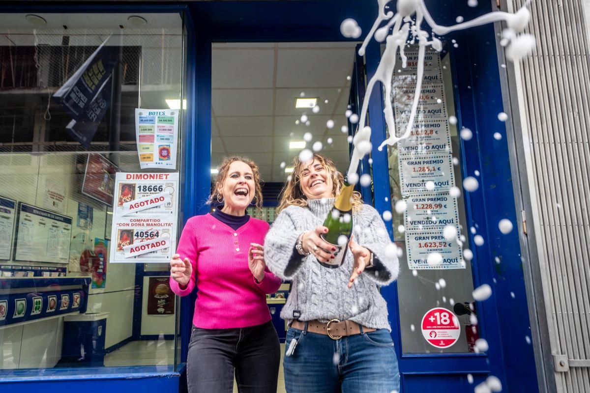 Alegría en la administración de lotería de Badalona que ha repartido el cuarto premio