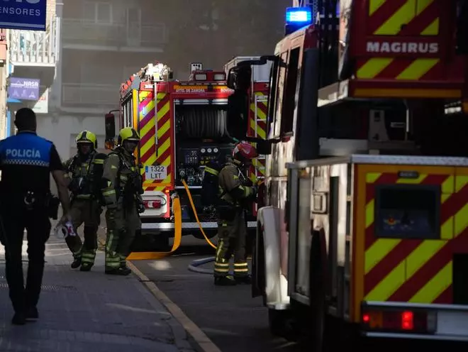Aparatoso incendio en un garaje de la zona de las Tres Cruces de Zamora